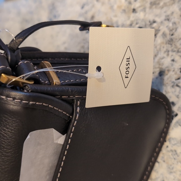 Fossil Heritage Flap black, crossbody purse. - Picture 3 of 9
